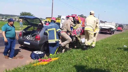 Mulher sofre ferimentos após colisão entre carro e caminhão na PR-323, em Umuarama