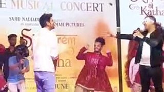 Kartik Aaryan dances to Gujju Pataka live for fans on stage at a mall in Navi Mumbai