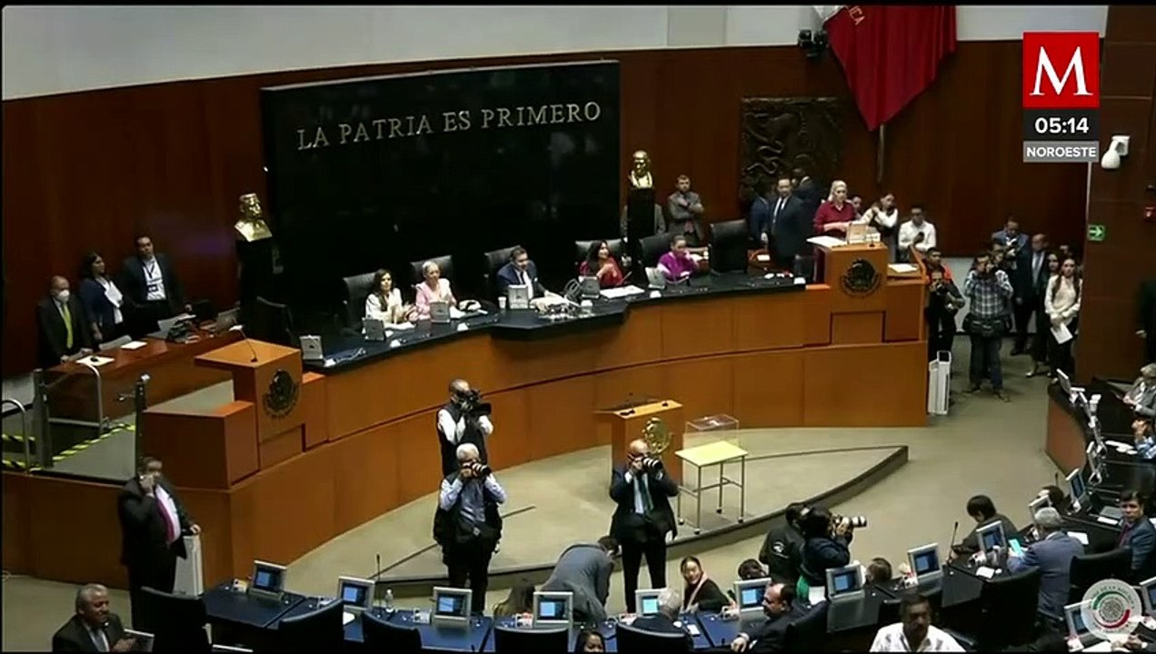 Reciben con aplausos a Beatriz Paredes en la Cámara de Senadores
