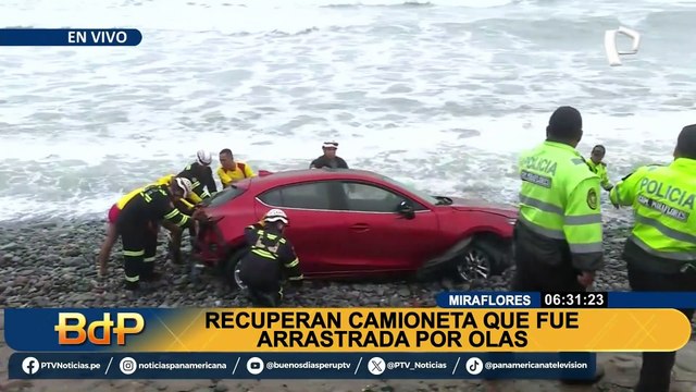 ¡Insólito! Camioneta es arrastrada al mar en Miraflores porque conductor se habría quedado dormido