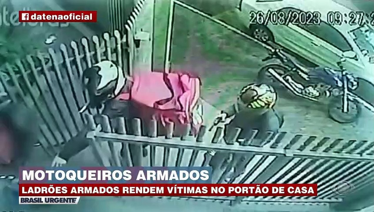 Ladrões armados rendem vítimas no portão de casa