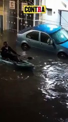 Hombre pasea en su kayak tras las inundaciones en las calles de Guadalajara