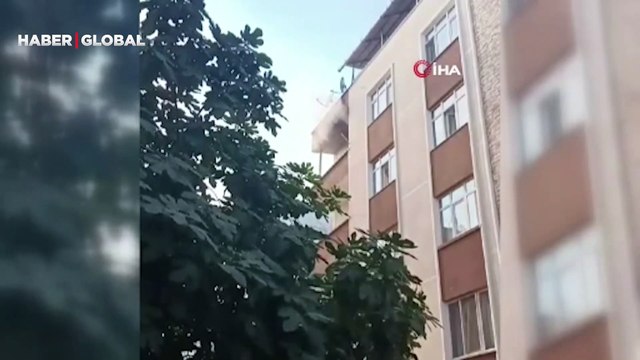 4 katlı binada yangın paniği: Yaşlı kadını evin kapısını kırarak kurtardılar!
