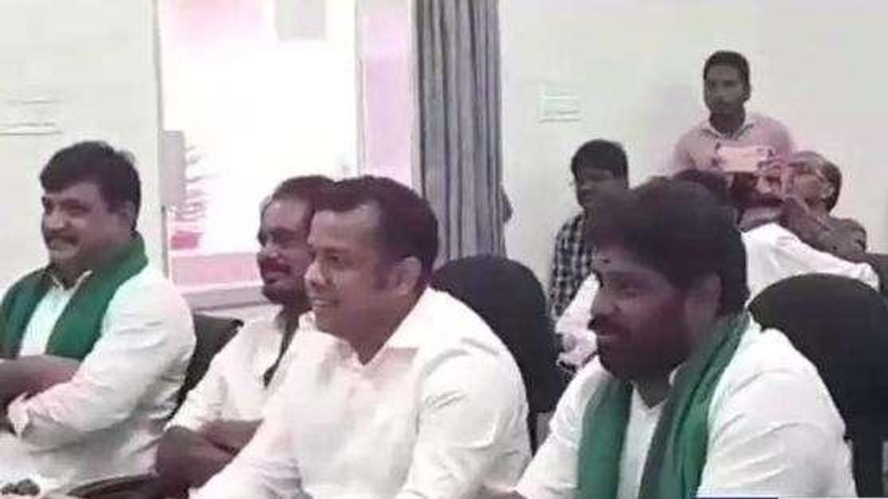 కోనసీమ జిల్లా: డబ్బులు పడ్డాయి... చెక్ చేసుకోగలరు