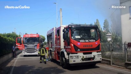 Video: l'incendio a Riccione in zona San Lorenzo