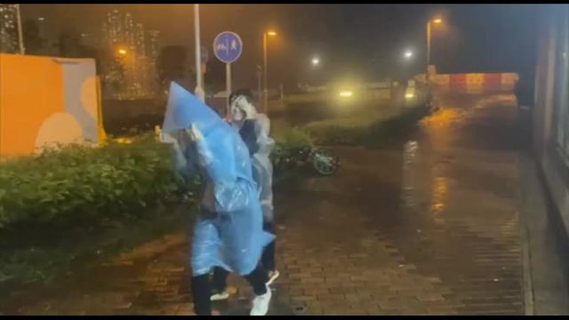 A Hong Kong arriva il super tifone Saola , allerta massima