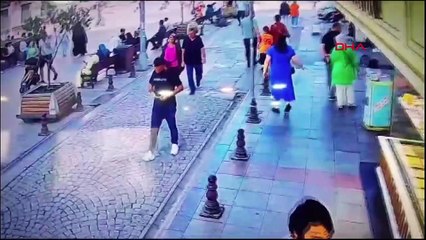 Yolda yürürken telefonu bir anda yanmaya başladı: O anlar kamerada