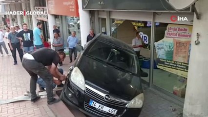 El freni çekilmeyen otomobil, önce araca çarptı ardından dükkana daldı