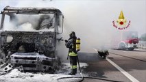 A fuoco motrice camion lungo la superstrada Pedemontana Veneta