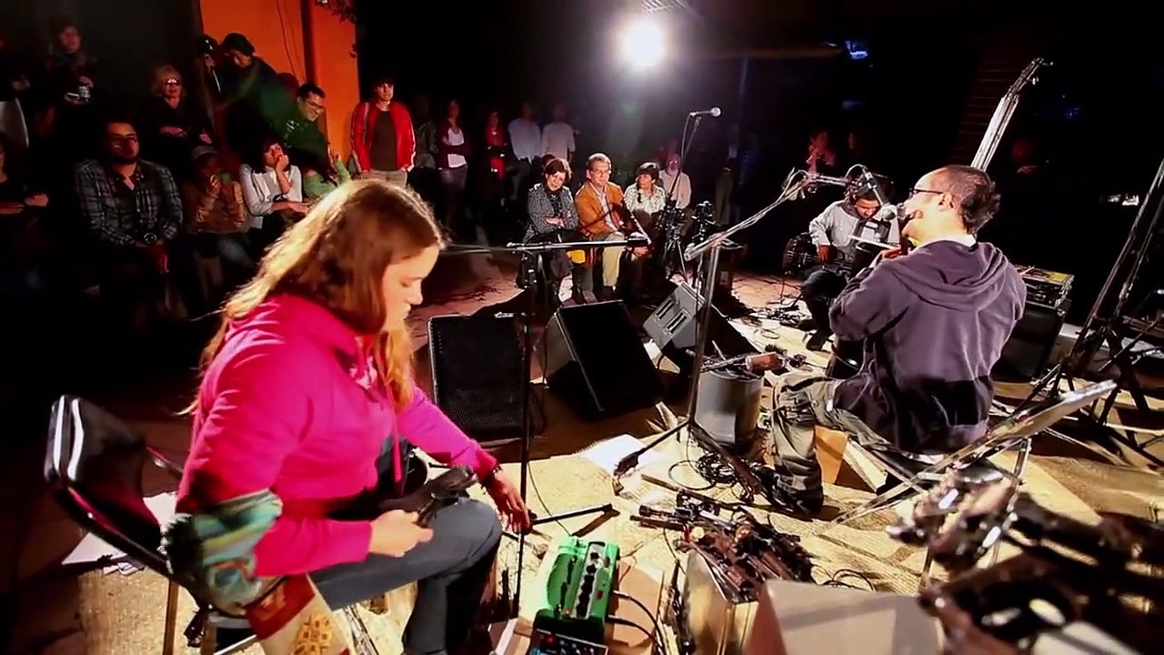 Un artiste mexicain transforme des armes du Cartel en instruments de musique