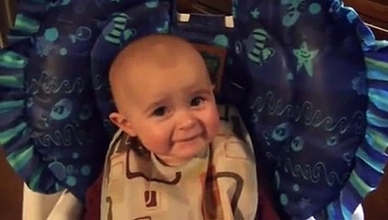 Un bébé pleure en écoutant sa mère chanter