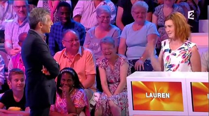 Tout le monde veut prendre sa place : le moment très gênant pour cette candidate avec son micro