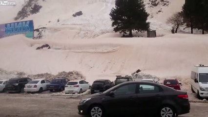Spectaculaire : une avalanche engloutit un parking
