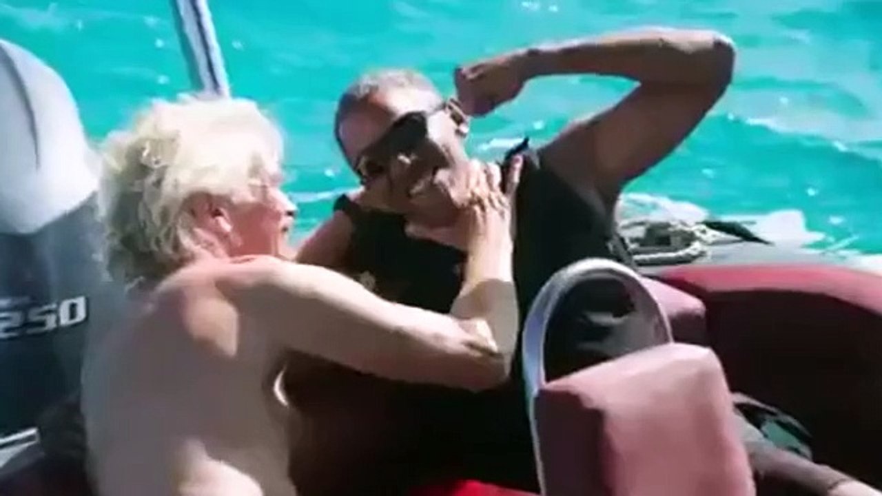 Barack Obama : L'ex-président des Etats-Unis s'amuse en faisant du Kite Surf avec Richard Branson