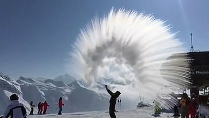 Voilà ce qu'il se passe quand de l'eau bouillante est jetée dans l'air glacé !