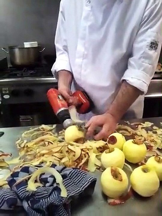 Il épluche une pomme avec une perceuse