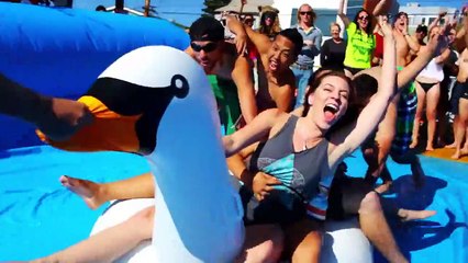 Faire du toboggan aquatique dans une rue de San Francisco