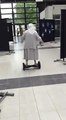Public Buzz : Une bonne-sœur de 77 ans va voter… en hoverboard !