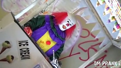 Le clown tueur et son oncle terrorisent à nouveau les passants !