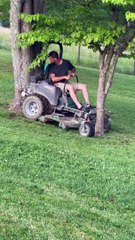 Un tondeur de pelouse reste coincé entre des arbres