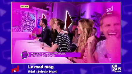 Une jolie blonde s'assoit sur les genoux du fils de Benjamin Castaldi