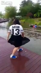 Il voulait faire une blague à une fille, mais ça s'est mal fini !