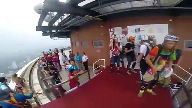 Il rate son saut en base jump depuis une tour haute de 365 mètres