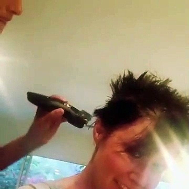 Cancer : Shannen Doherty "riait à travers ses larmes" le jour où elle a rasé ses cheveux