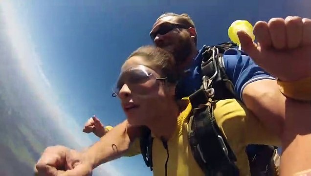 Parachute : elle perd sa chaussure et la rattrape en plein vol !