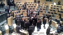 Un député jordanien craque et sort son pistolet au Parlement!