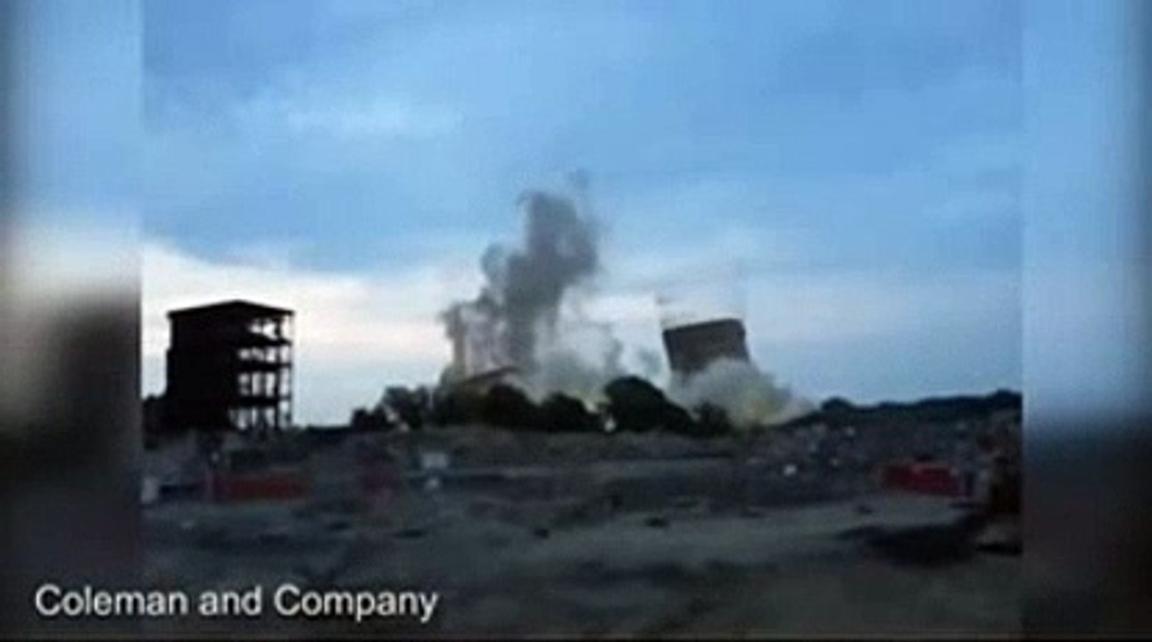 Oxford : une centrale électrique démolie comme un château de cartes !