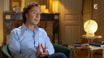 Stéphane Bern, en larmes, parle de la relation avec sa mère