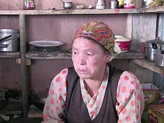 Népal: un village fantôme tente de reprendre vie un an après le séisme