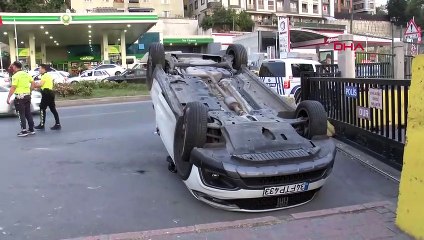 Accident de voiture à Kagithane passant un feu rouge