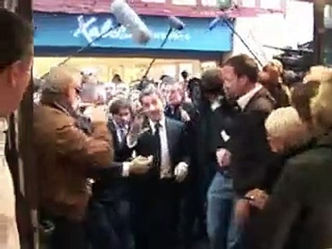 Visite agitée pour Sarkozy à Bayonne, hué et insulté par des opposants