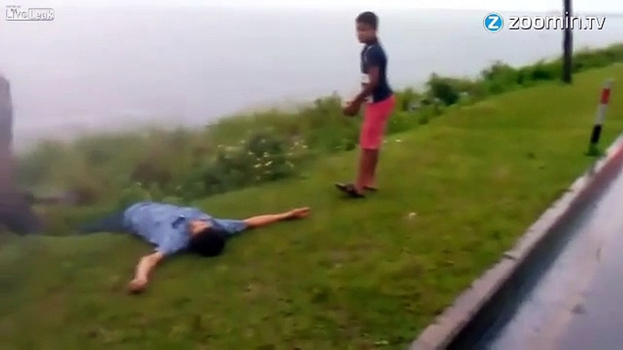 Bourré, il s'approche d'un éléphant et c'est le drame !