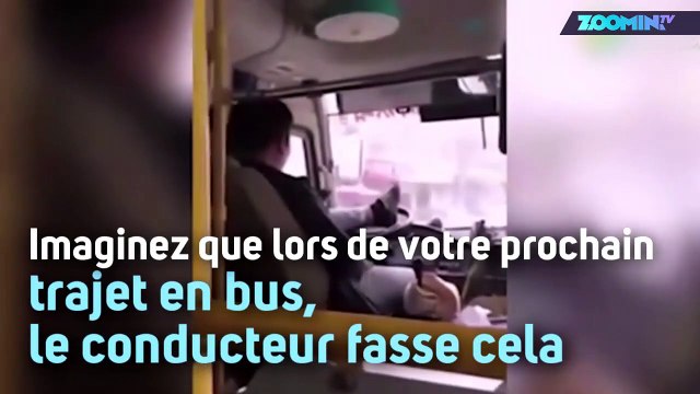 Ce chauffeur de bus tient le volant avec ses pieds !