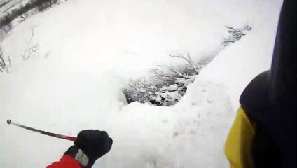Un skieur tombe dans une crevasse
