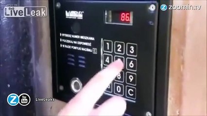 Il compose des mélodies à partir d'interphones...
