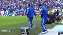 Marcelo Bielsa se brûle les fesses avec un café posé sur sa glacière