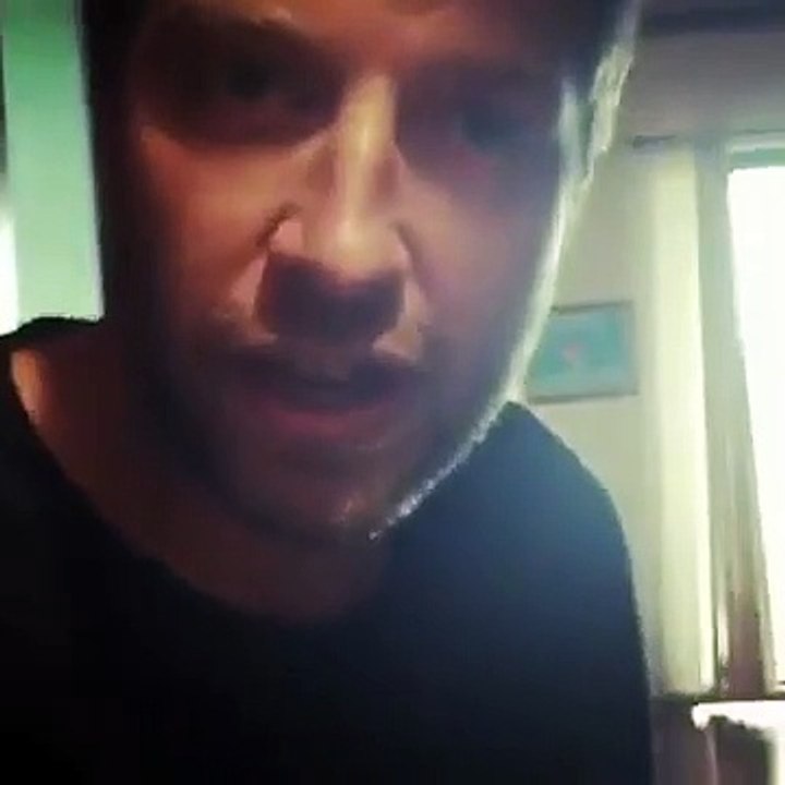 Public Buzz : Au réveil, le chanteur Brett Eldredge découvre un serpent flottant dans la cuvette ses toilettes