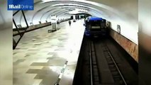 Images choc : une mère de famille fait tomber son fils sur les rails du métro