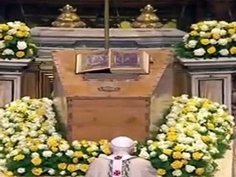 Le pape Jean Paul II proclamé bienheureux devant une foule de fidèles émus