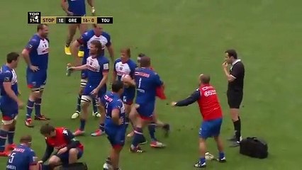 Rugby -Top 14 : un Superman en slip se fait spectaculairement plaquer par un stadier