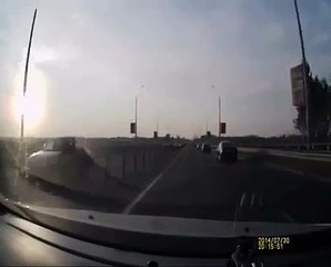 Un motard percute une voiture et retombe debout sur le toit !