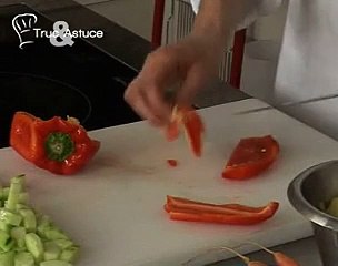 Nouilles de riz aux légumes et sauce pimentée