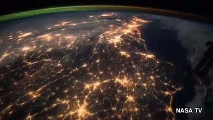 Une aurore boréale touche l'aube, un spectacle magique!