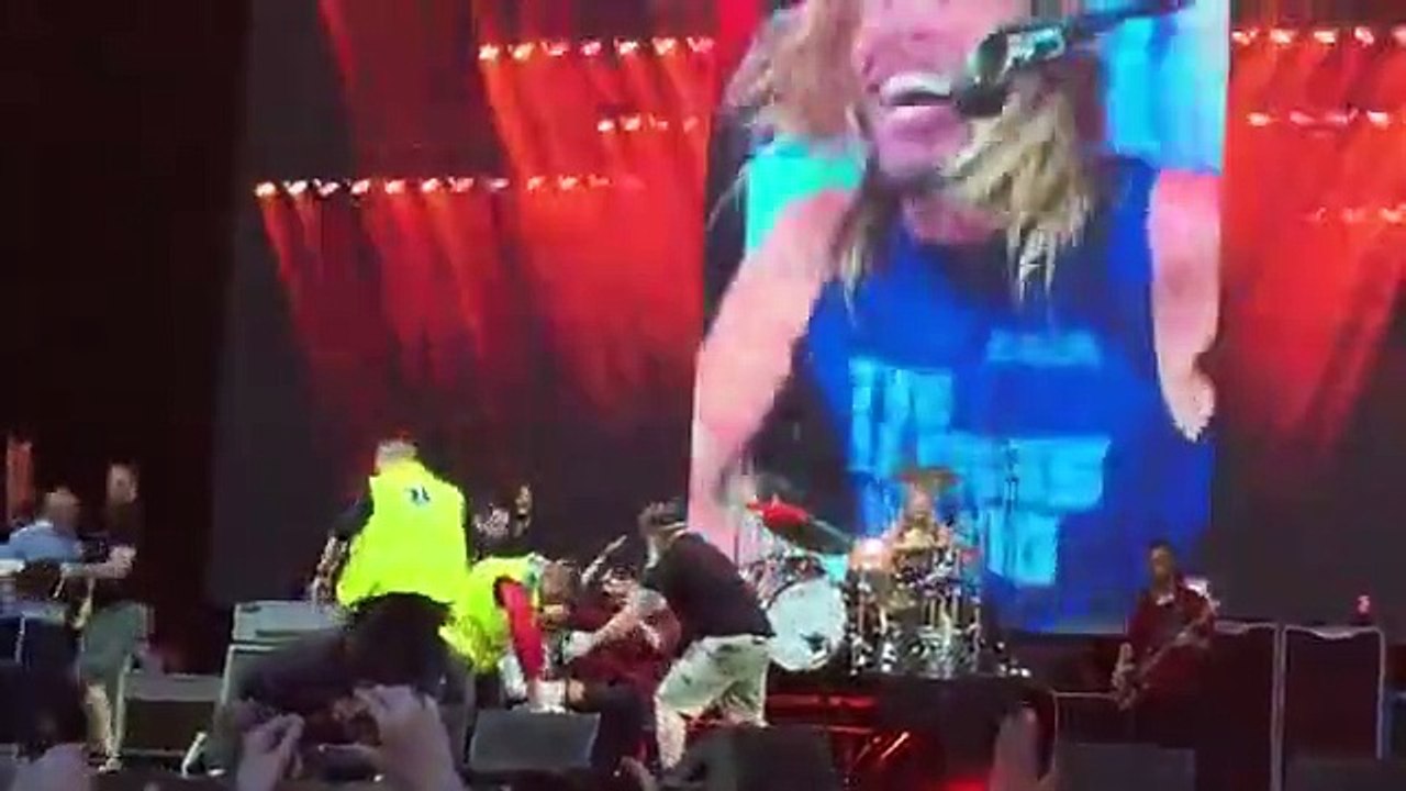 Dave Grohl se casse la jambe en plein concert... et revient sur scène avec un plâtre !