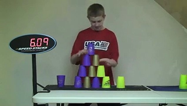 Il empile des gobelets à une vitesse hallucinante !