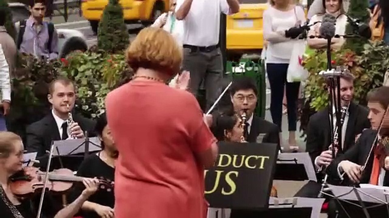Des passants dirigent un orchestre